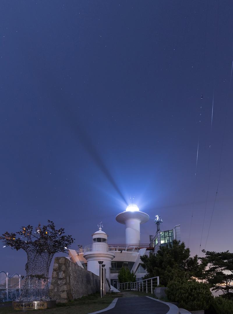 Night view of Palmido Island Lighthouse3.jpg image