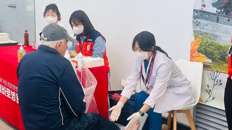 크루즈_관광객_골밀도_검사_체험_모습_(2).jpg