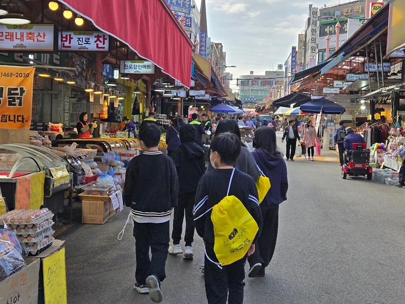 2-1._2025_인천_전통시장_청소년_체험_프로그램_현장_사진.jpg
